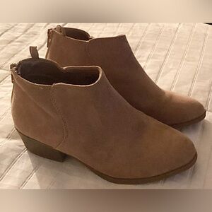 Girls Old Navy Suede 
Light Brown, Tan Ankle Boots Size 3